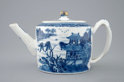 A Chinese blue and white teapot and cover, Qianlong, 18th C.